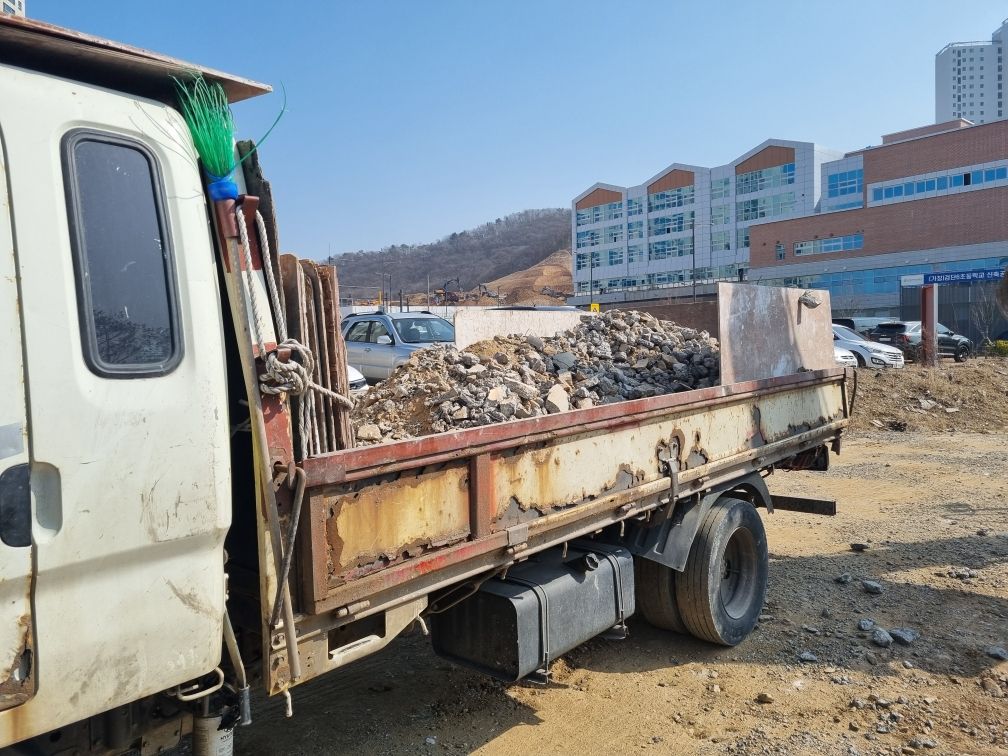 폐콘크리트 조각이 차량 적재함에 실린 운반 준비 실제 모습
