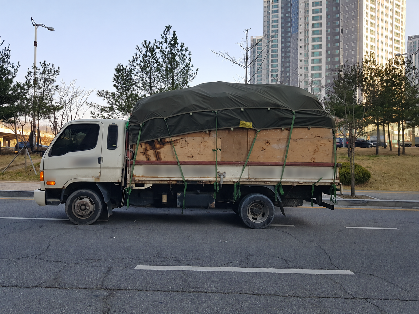 일산 놀이방 철거 자재 운반을 준비하며 합판 측판과 덮개를 갖춘 2.5톤 차량 실제 모습